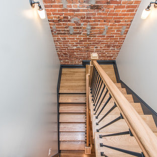 Diseño de escalera en U, tradicional renovada, pequeña, con escalones de madera, contrahuellas de madera pintada y barandilla de varios materiales