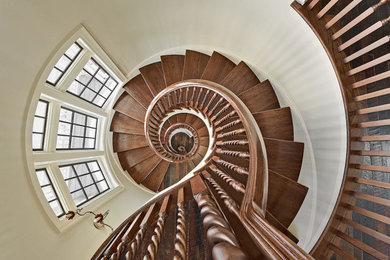 Источник вдохновения для домашнего уюта: лестница в классическом стиле