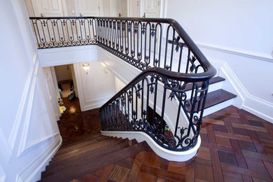 Cette image montre un escalier peint méditerranéen en L de taille moyenne avec des marches en bois.