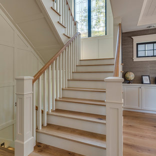 Imagen de escalera en U, de estilo americano, de tamaño medio, con escalones de madera y contrahuellas de madera pintada