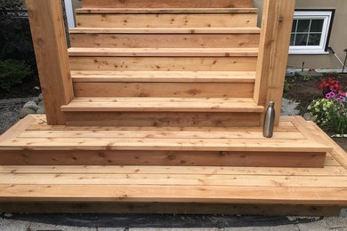 Imagen de escalera recta tradicional grande con escalones de madera, contrahuellas de madera y barandilla de madera