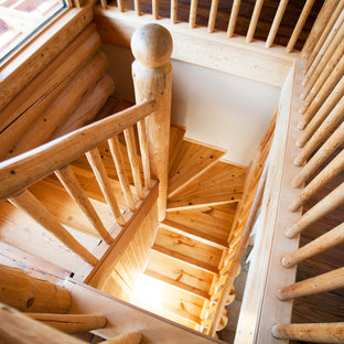 Esempio di una scala a "U" stile rurale di medie dimensioni con pedata in legno e alzata in legno