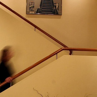 Ejemplo de escalera en U, actual, pequeña, con escalones enmoquetados y contrahuellas enmoquetadas