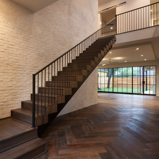 Idee per un'ampia scala a "L" chic con pedata in legno e alzata in legno