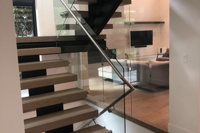 Example of a minimalist staircase design in Vancouver