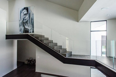 Diseño de escalera recta minimalista grande con escalones de metal y contrahuellas de metal