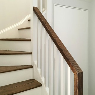 Esempio di una piccola scala a "U" moderna con pedata in legno e alzata in legno verniciato
