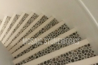 Ejemplo de escalera actual pequeña con escalones con baldosas