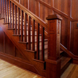 Modelo de escalera recta, de estilo americano, grande, con escalones de madera, contrahuellas de madera y barandilla de madera
