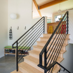 Aménagement d'un escalier droit rétro avec des marches en bois et des contremarches en bois.