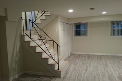Ejemplo de escalera en U moderna de tamaño medio con escalones de madera pintada, contrahuellas de madera pintada y barandilla de metal