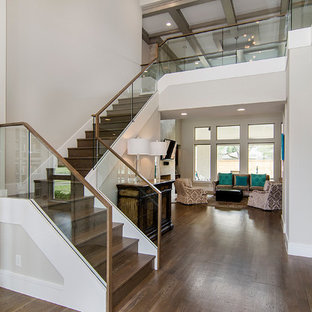 Moderne Holztreppe in L-Form mit Holz-Setzstufen und Glasgeländer in Dallas