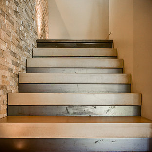 Cette photo montre un escalier sans contremarche moderne en U de taille moyenne avec un garde-corps en métal et des marches en ardoise.