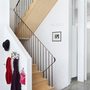 Idée de décoration pour un escalier urbain en U de taille moyenne avec des marches en bois et des contremarches en bois.