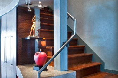 Diseño de escalera curva contemporánea con escalones de madera y contrahuellas de madera