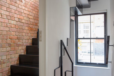 ロンドンにあるお手頃価格のインダストリアルスタイルのおしゃれな階段 (金属の蹴込み板) の写真