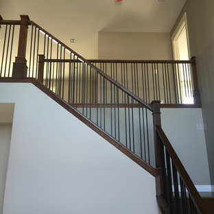 Diseño de escalera en L, de estilo americano, con escalones de madera, contrahuellas de madera y barandilla de varios materiales