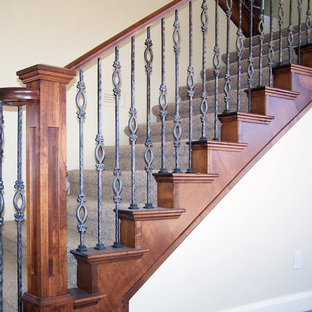 Gerade, Mittelgroße Klassische Treppe mit Teppich-Treppenstufen und Teppich-Setzstufen in Salt Lake City