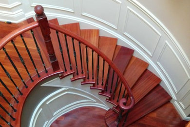トロントにあるトラディショナルスタイルのおしゃれな階段の写真