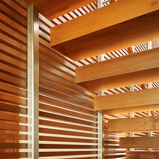 Foto de escalera recta, de estilo zen, grande, sin contrahuella, con escalones de madera y barandilla de madera