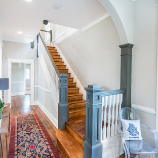 Idée de décoration pour un escalier droit victorien avec des marches en bois et des contremarches en bois.