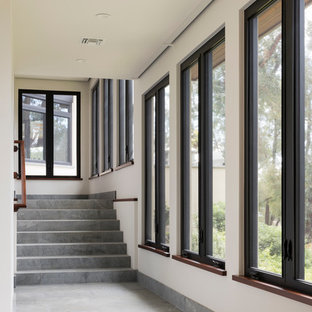 Ispirazione per una grande scala a "L" moderna con pedata in ardesia, alzata in ardesia e parapetto in legno