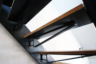 Стильный дизайн: прямая лестница в стиле модернизм с деревянными ступенями без подступенок - последний тренд
