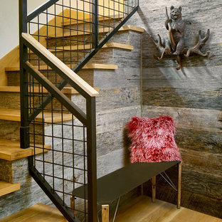 Imagen de escalera rural con escalones de madera, contrahuellas de madera y barandilla de varios materiales