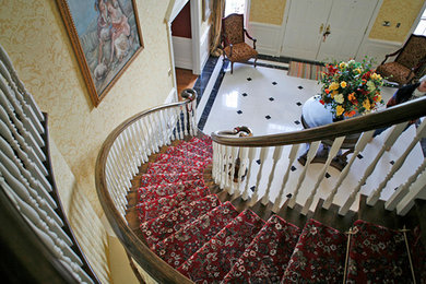 ボルチモアにあるトラディショナルスタイルのおしゃれな階段の写真