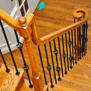 Mittelgroße Klassische Holztreppe in L-Form mit gebeizten Holz-Setzstufen und Mix-Geländer in Richmond