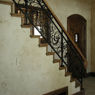 Modelo de escalera en L, de estilo americano, grande, con escalones de madera, contrahuellas de madera y barandilla de varios materiales