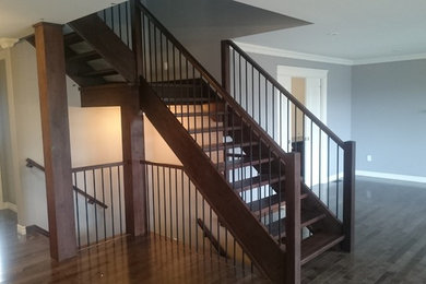 Ejemplo de escalera en L moderna de tamaño medio sin contrahuella con escalones de madera