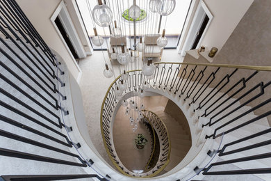 ハートフォードシャーにあるトランジショナルスタイルのおしゃれな階段の写真