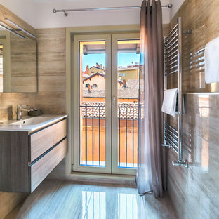 Idee per una stanza da bagno con doccia minimal con ante lisce, ante in legno scuro, piastrelle marroni, pareti marroni, lavabo a consolle e pavimento marrone