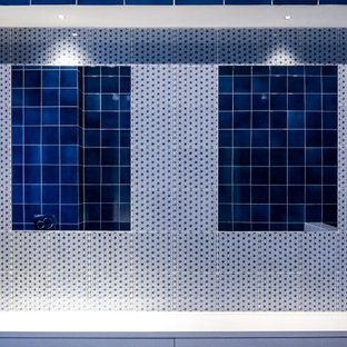 75+ Badezimmer mit rotem Boden und blauer Waschtischplatte Ideen