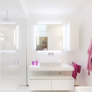 Idee per una stanza da bagno design con ante lisce, ante bianche, pareti bianche, pavimento bianco e top bianco