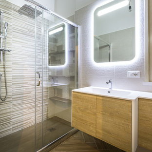 Immagine di una stanza da bagno con doccia minimal con ante lisce, doccia a filo pavimento, porta doccia scorrevole, top bianco, ante in legno chiaro, piastrelle multicolore, piastrelle a listelli, pareti bianche e lavabo integrato