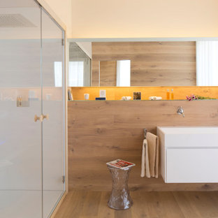 Immagine di una grande stanza da bagno con doccia minimal con ante lisce, ante bianche, doccia alcova, piastrelle beige, piastrelle in gres porcellanato, pareti beige, pavimento in gres porcellanato, lavabo rettangolare, pavimento beige, porta doccia a battente, top bianco, un lavabo e mobile bagno incassato