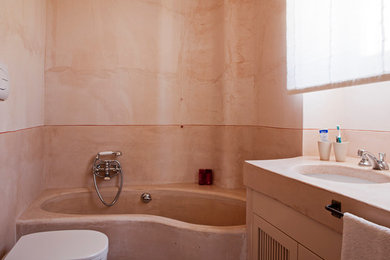 ナポリにあるトラディショナルスタイルのおしゃれな浴室の写真