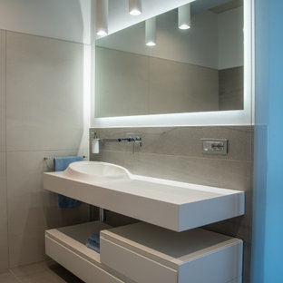 Idee per una stanza da bagno con doccia contemporanea di medie dimensioni con nessun'anta, ante bianche, piastrelle grigie, piastrelle in gres porcellanato, pareti bianche, pavimento in gres porcellanato, lavabo integrato, pavimento grigio e top bianco