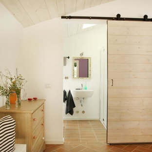Foto di una stanza da bagno country con pareti bianche, lavabo sospeso e pavimento marrone