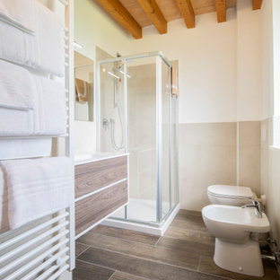 Immagine di una stanza da bagno con doccia design di medie dimensioni con ante lisce, ante in legno scuro, doccia ad angolo, piastrelle beige, pareti bianche, lavabo integrato, pavimento marrone, porta doccia a battente e top bianco