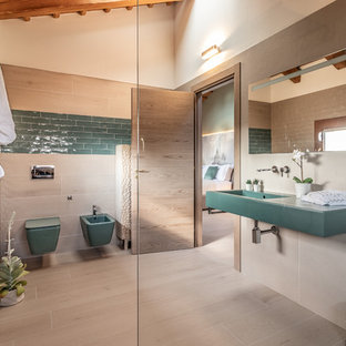 Ispirazione per una stanza da bagno padronale design con nessun'anta, doccia a filo pavimento, bidè, piastrelle beige, piastrelle verdi, pareti bianche, lavabo sospeso, pavimento beige, doccia aperta e top verde