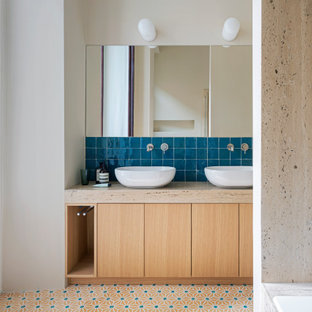 Esempio di una grande stanza da bagno con doccia minimal con ante lisce, ante in legno chiaro, vasca da incasso, piastrelle beige, pareti beige, lavabo a bacinella, pavimento multicolore, top grigio e mobile bagno incassato