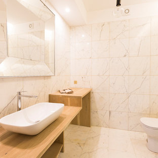 Esempio di una grande stanza da bagno con doccia contemporanea con nessun'anta, ante beige, doccia ad angolo, piastrelle bianche, piastrelle di marmo, pareti bianche, pavimento in marmo, top in legno, pavimento bianco, top beige, WC monopezzo, lavabo a bacinella e porta doccia a battente