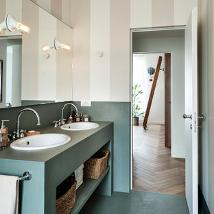 Idee per una stanza da bagno minimal con nessun'anta, ante verdi, pavimento verde, pareti beige, lavabo da incasso e top verde