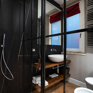 Esempio di una stanza da bagno design con doccia ad angolo, bidè, piastrelle nere, pareti grigie, lavabo a bacinella, top in legno, pavimento marrone e top marrone