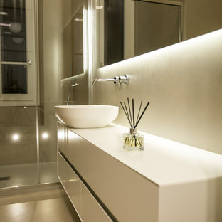 Ispirazione per una stanza da bagno minimal con ante lisce, ante bianche, doccia ad angolo, pareti bianche, lavabo a bacinella, pavimento grigio e top bianco