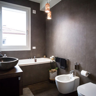 Idéer för ett mellanstort modernt en-suite badrum, med ett platsbyggt badkar, en bidé, bruna väggar, mörkt trägolv och ett fristående handfat