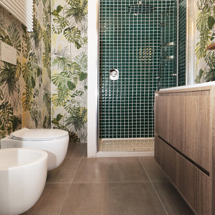 Esempio di una piccola stanza da bagno con doccia contemporanea con ante lisce, ante in legno chiaro, doccia alcova, WC sospeso, piastrelle multicolore, piastrelle in ceramica, pareti multicolore, pavimento in gres porcellanato, lavabo integrato, pavimento beige e porta doccia a battente
